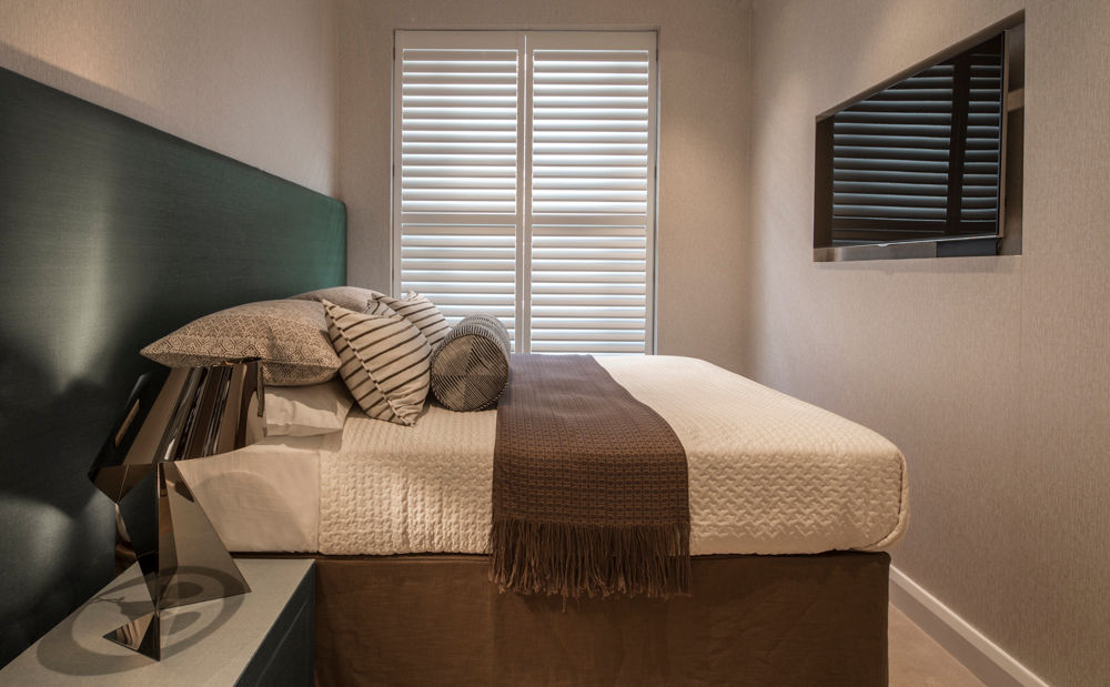 Eaton Mews North - Guest Bedroom Roselind Wilson Design 小さな寝室 bedroom,green,bed,lamp,curtains,cushions,interior design