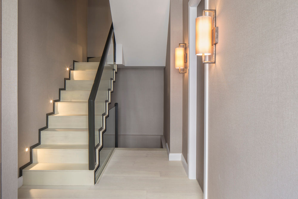 Eaton Mews North - Staircase Roselind Wilson Design Pasillos, vestíbulos y escaleras de estilo moderno staircase,modern,luxury,lights,interior design