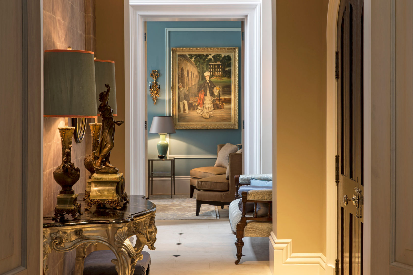 Entrance Hallway Roselind Wilson Design Couloir, entrée, escaliers classiques hallway,luxury hallway,table,lamps,wall,carpet