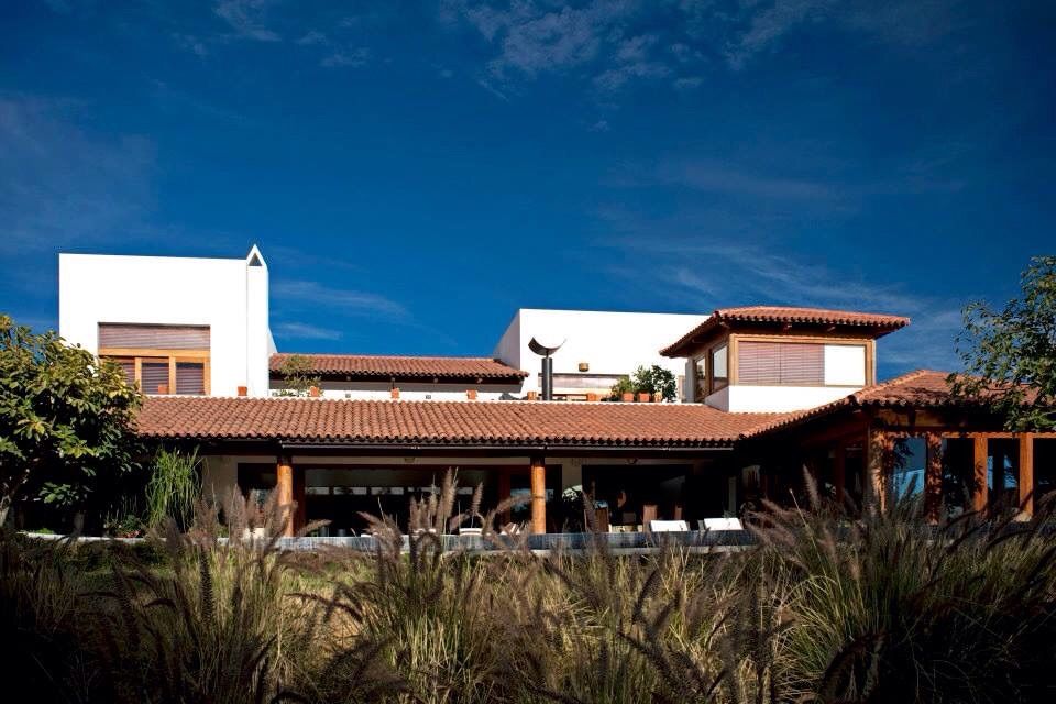 fachada al campo de golf Taller Luis Esquinca Casas modernas: Ideas, diseños y decoración