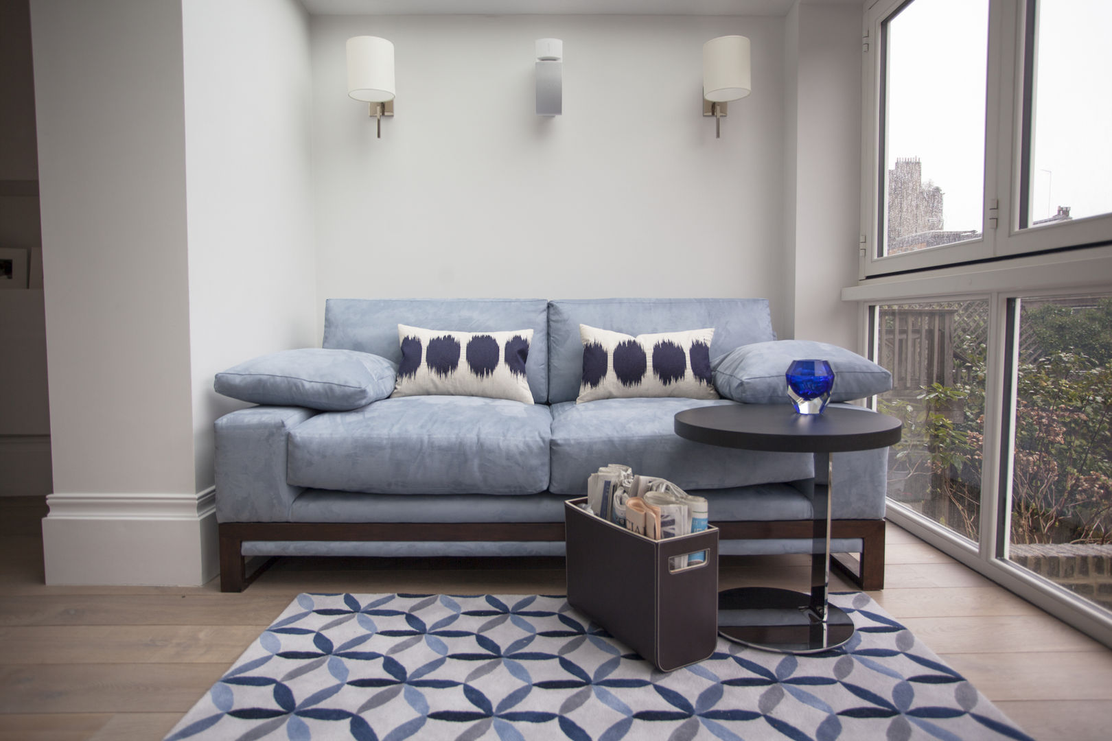 Conservatory Roselind Wilson Design Jardin d'hiver moderne blue sofa,cushions,rug,coffee table,living room,interior design
