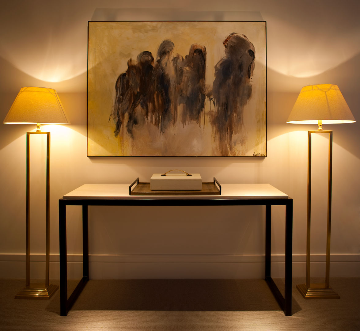 Furniture and Artwork Roselind Wilson Design Salas de estar clássicas lamps,wall art,living room,floor lamp,cream wall,modern,inteior design