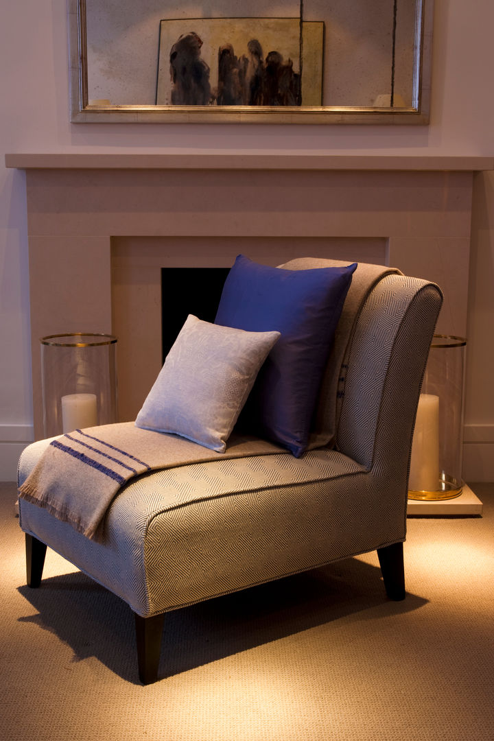 Furniture Roselind Wilson Design クラシックデザインの リビング sofa,living room,candles,luxury,cushions,fire place,wall art