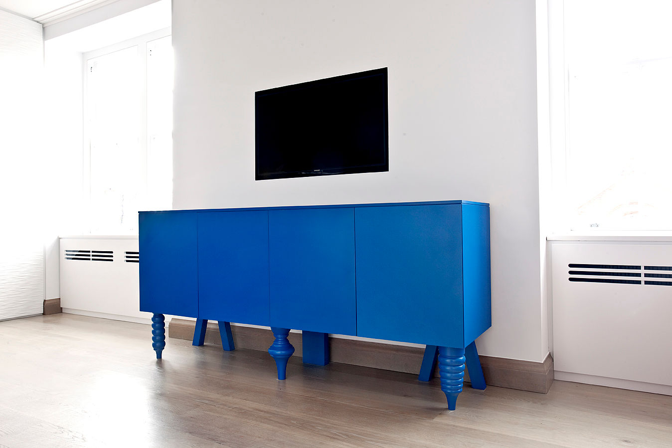 Furniture Roselind Wilson Design Phòng ngủ phong cách hiện đại tv,kids' room,blue stand,interior design