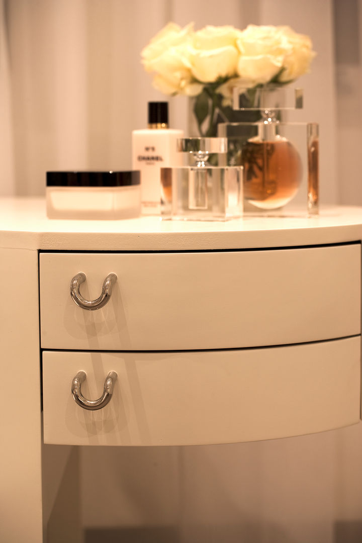 Detail Roselind Wilson Design Klasik Evler dressing table,accessories,luxury