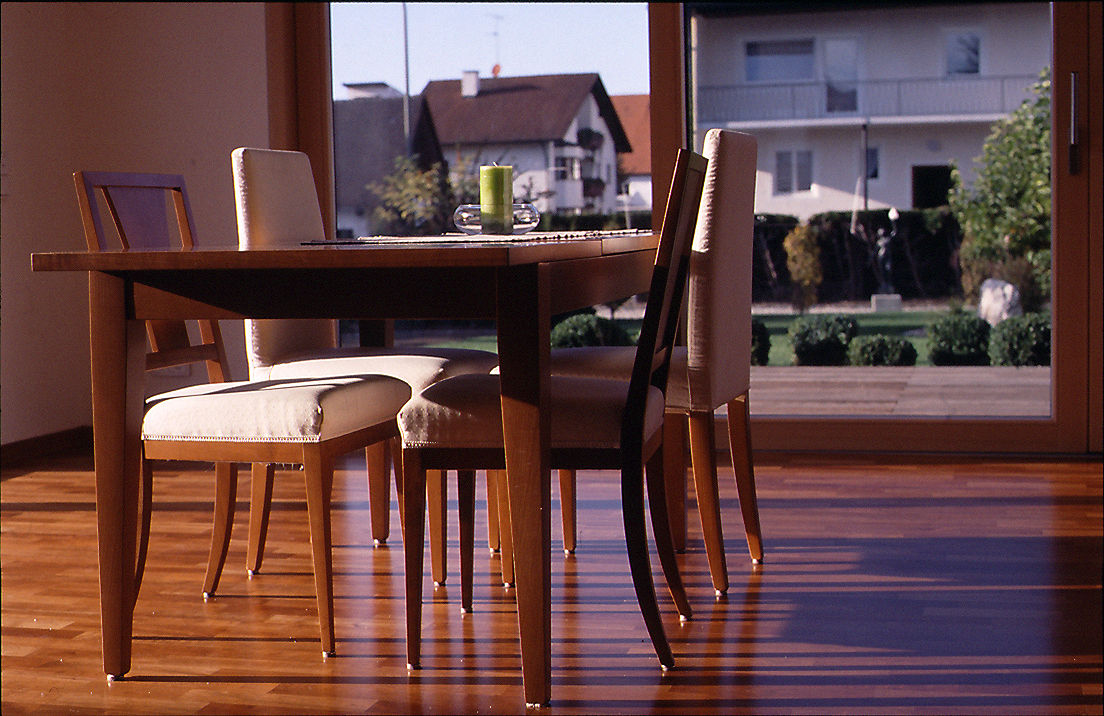 Einfamilienhaus in Aiglsbach, Herzog-Architektur Herzog-Architektur Modern dining room Chairs & benches