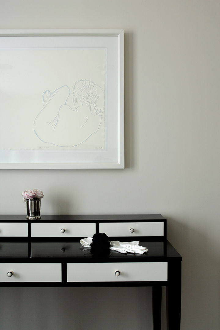 Furniture and Artwork Roselind Wilson Design クラシカルスタイルの 寝室 dressing table,black and white,flowers,wall art