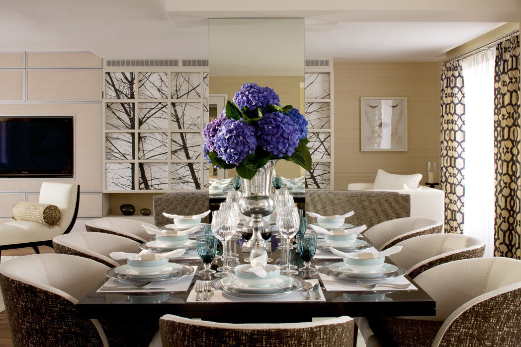 Dining Area Roselind Wilson Design Salas de jantar clássicas modern,dining table,flowers
