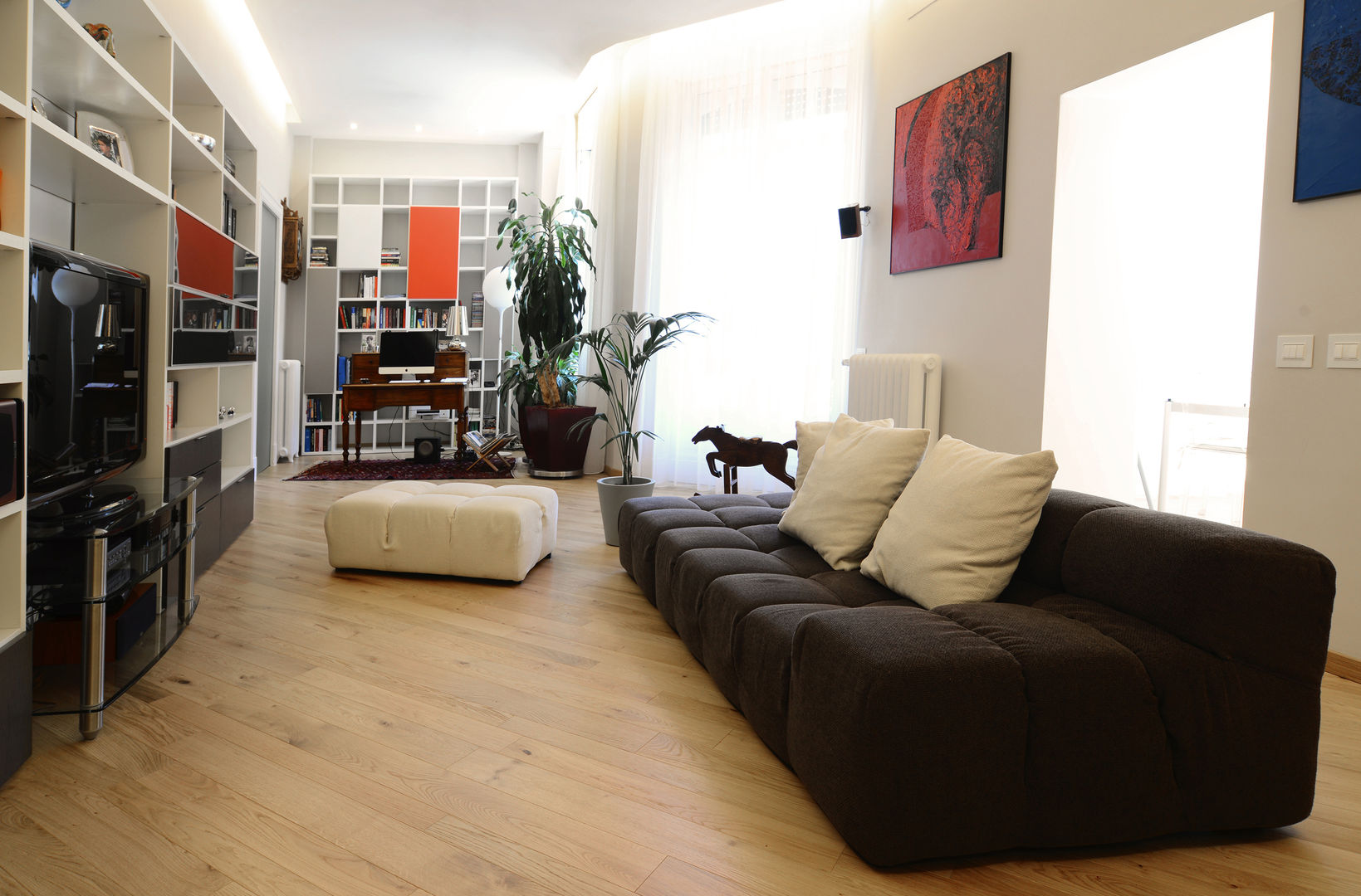 Una casa conteporanea nella Milano dei palazzi storici, architetto Marta Silvia Mia Pasquini architetto Marta Silvia Mia Pasquini Modern living room