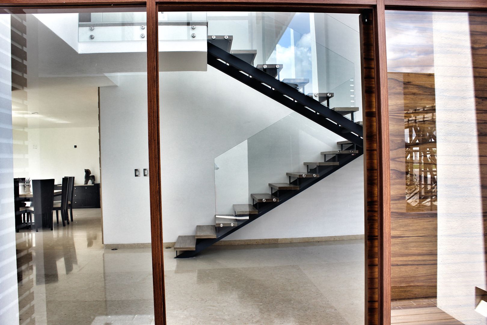Casa Jurica, REM Arquitectos REM Arquitectos Modern corridor, hallway & stairs