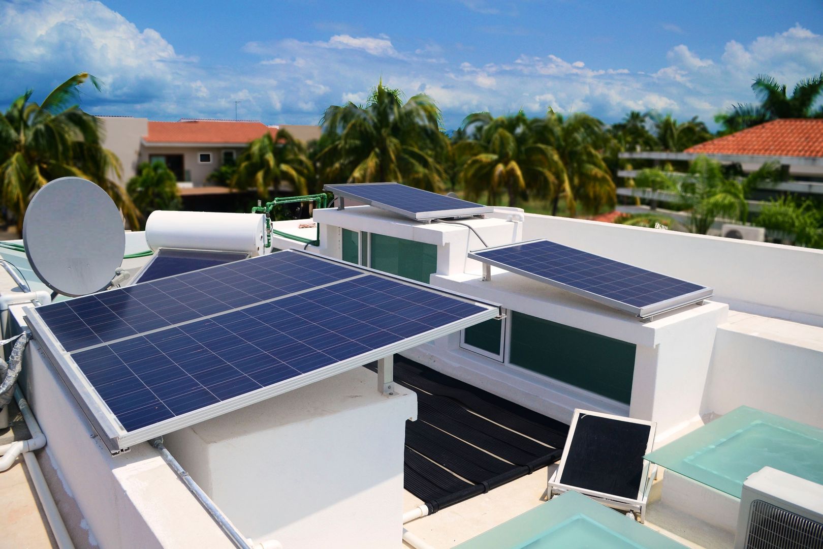 paneles solares Excelencia en Diseño Casas de estilo moderno