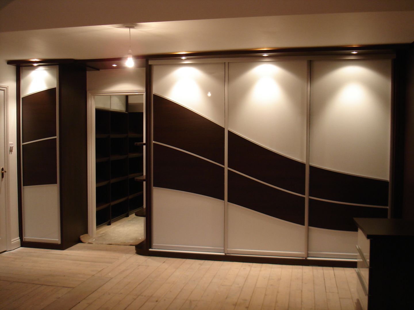 Chocolate wave sliding wardrobe doors, Sliding Wardrobes World Ltd Sliding Wardrobes World Ltd غرفة نوم خزانة الملابس