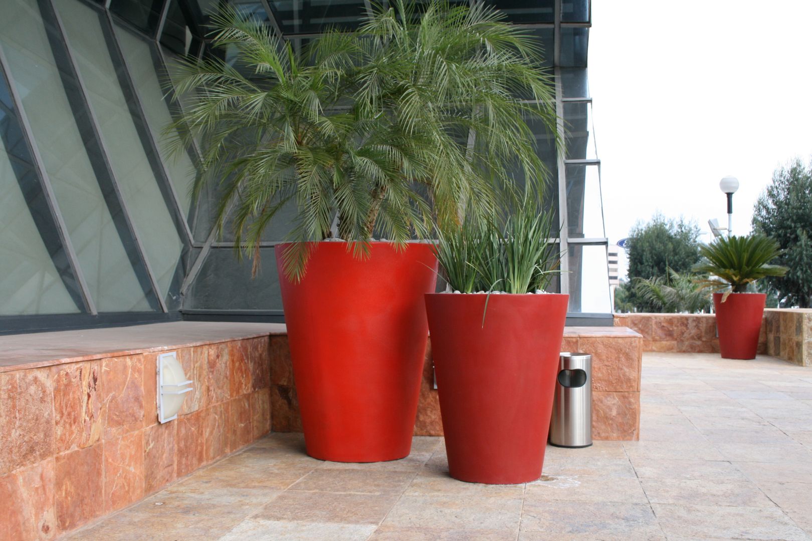 Macetas de Fibra de Vidrio, FIBERLAND FIBERLAND Vườn phong cách tối giản Plant pots & vases