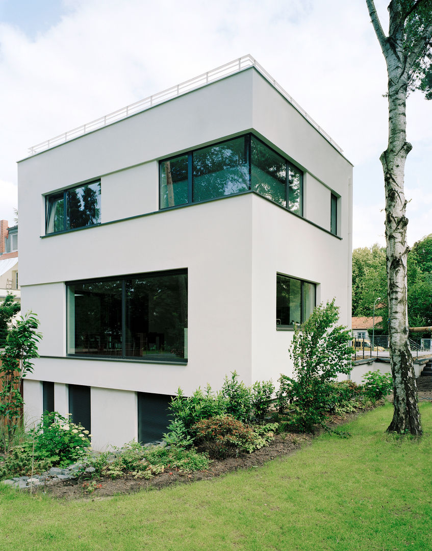 Villa in Berlin - Dahlem, IOX Architekten GmbH IOX Architekten GmbH 모던스타일 주택