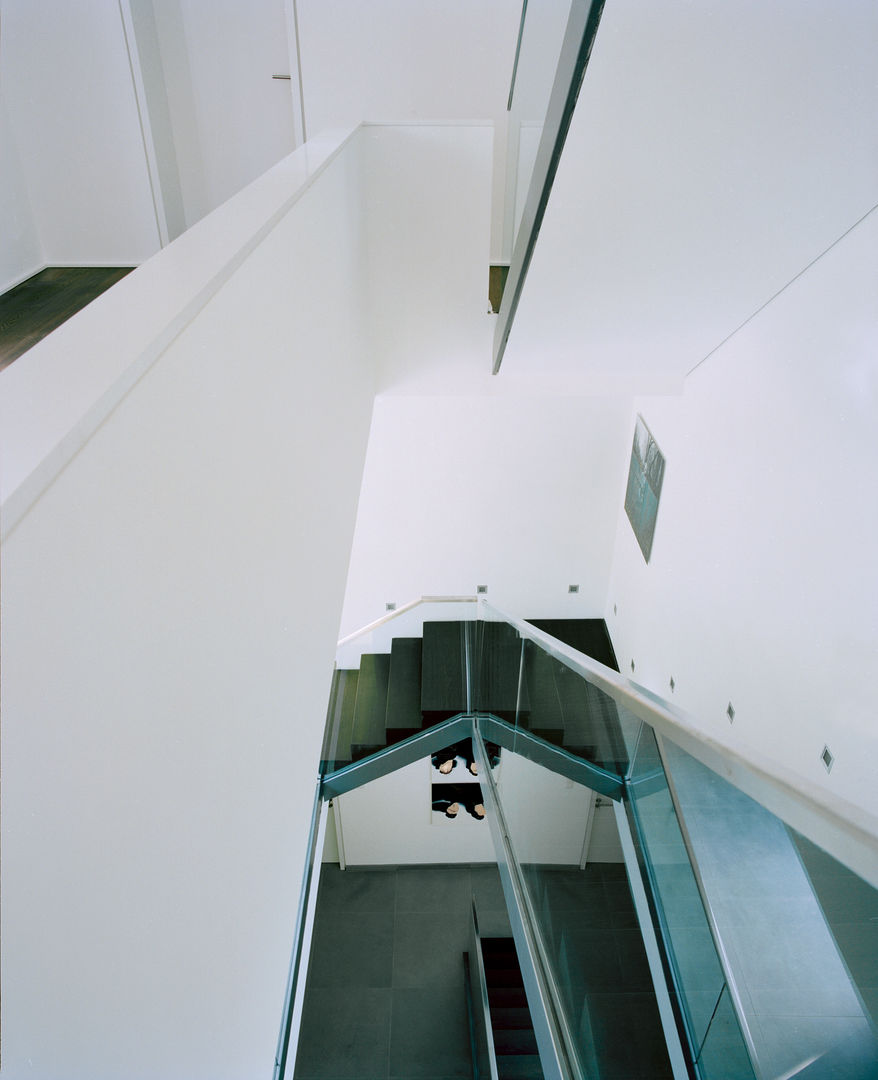 Villa in Berlin - Dahlem, IOX Architekten GmbH IOX Architekten GmbH Modern corridor, hallway & stairs