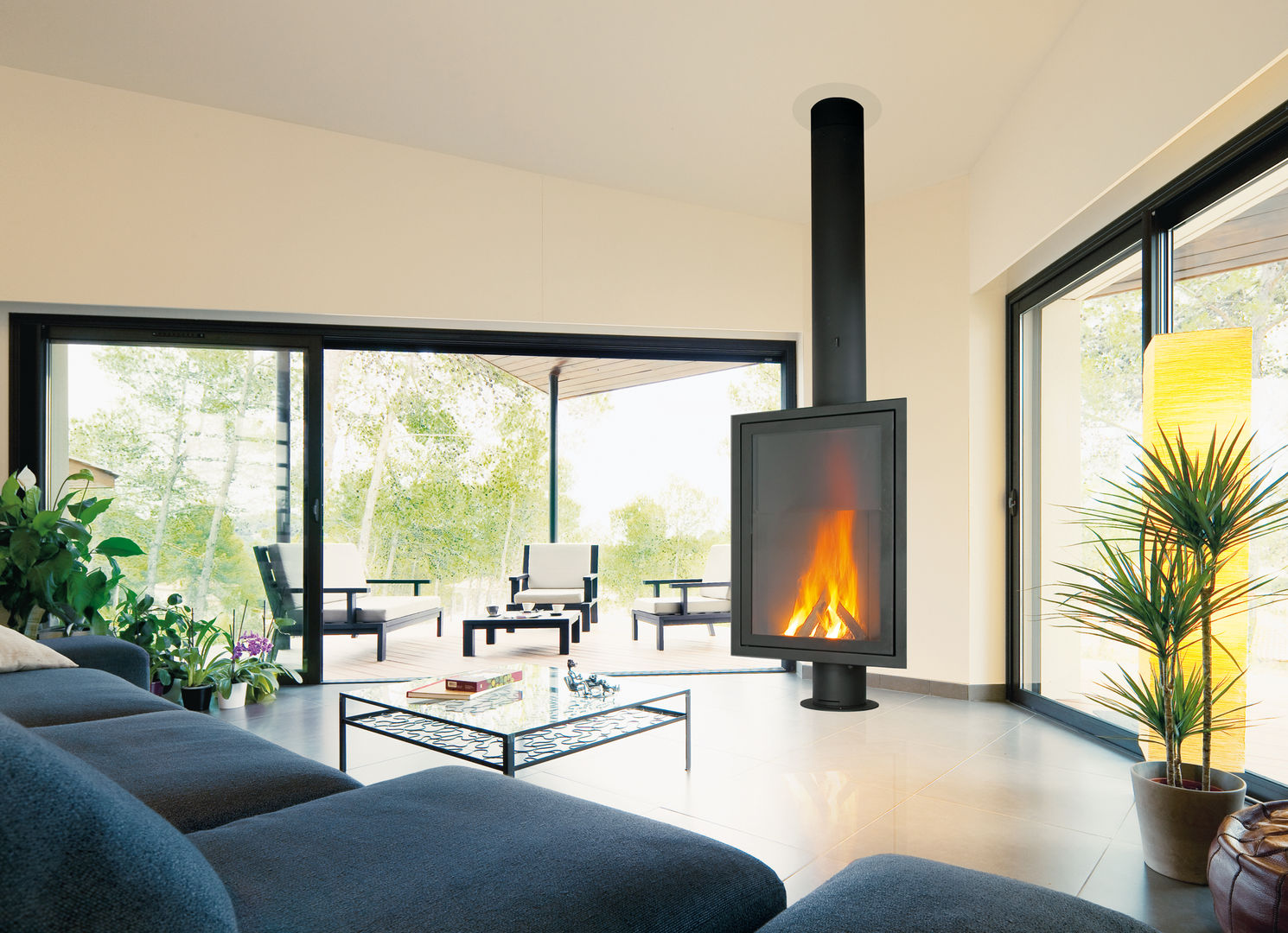 homify Salas modernas Chimeneas y accesorios