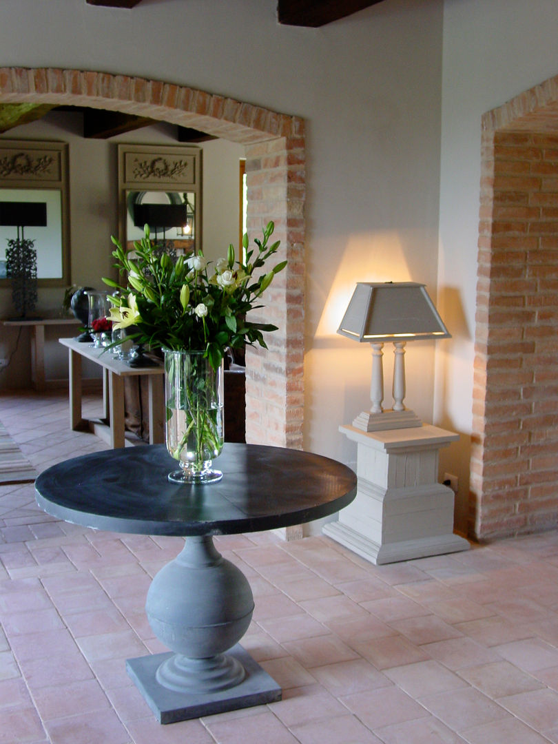 Entrance Hall In an Italian Villa Clifford Interiors ห้องครัว ซิงก์และก๊อกน้ำ