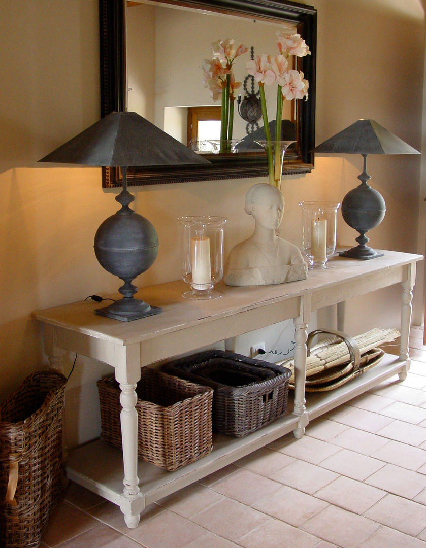 Hallway in an Italian Villa Clifford Interiors Cozinhas Pias e torneiras