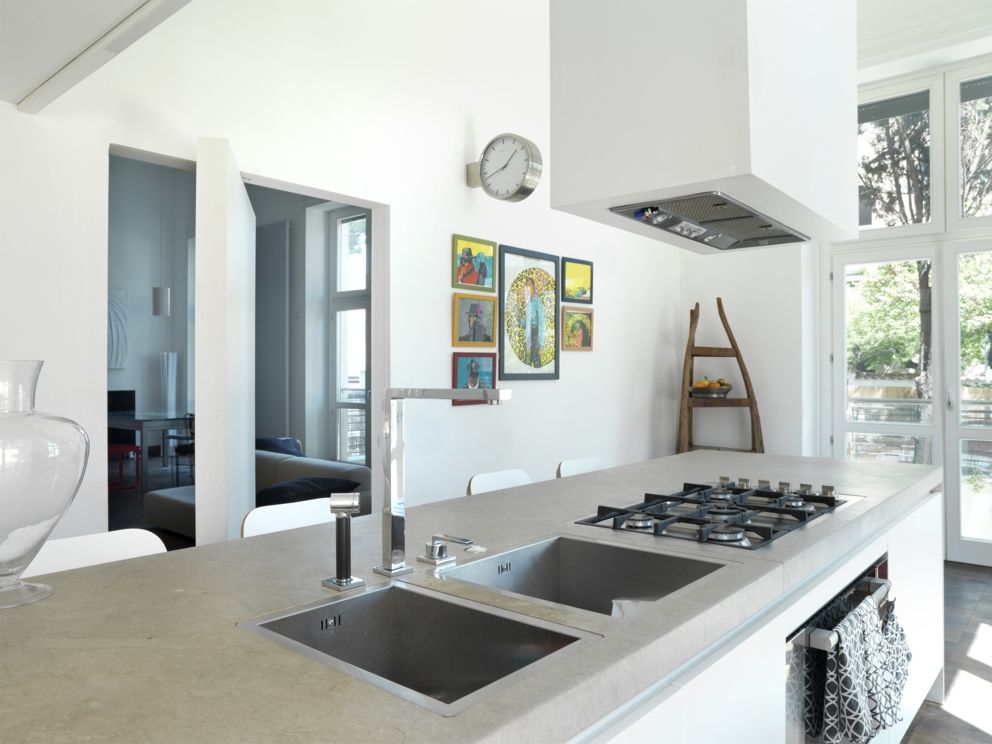 CASA AL GIANICOLO [2009], na3 - studio di architettura na3 - studio di architettura Modern style kitchen Stone