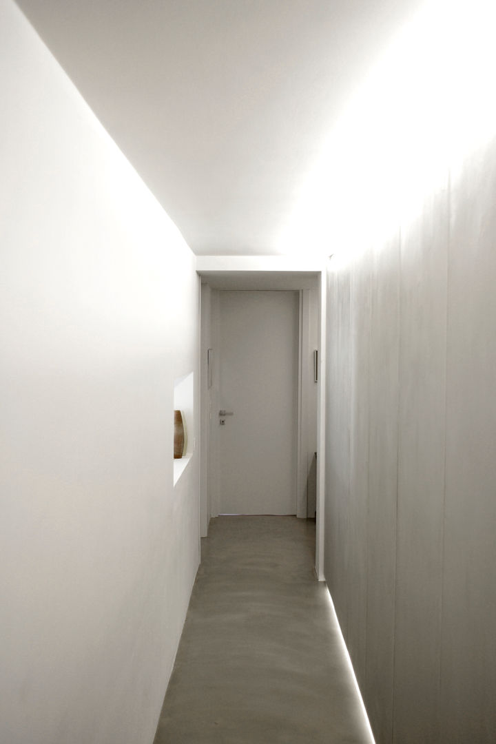 Loft G, Pinoni + Lazzarini Pinoni + Lazzarini Minimalist corridor, hallway & stairs