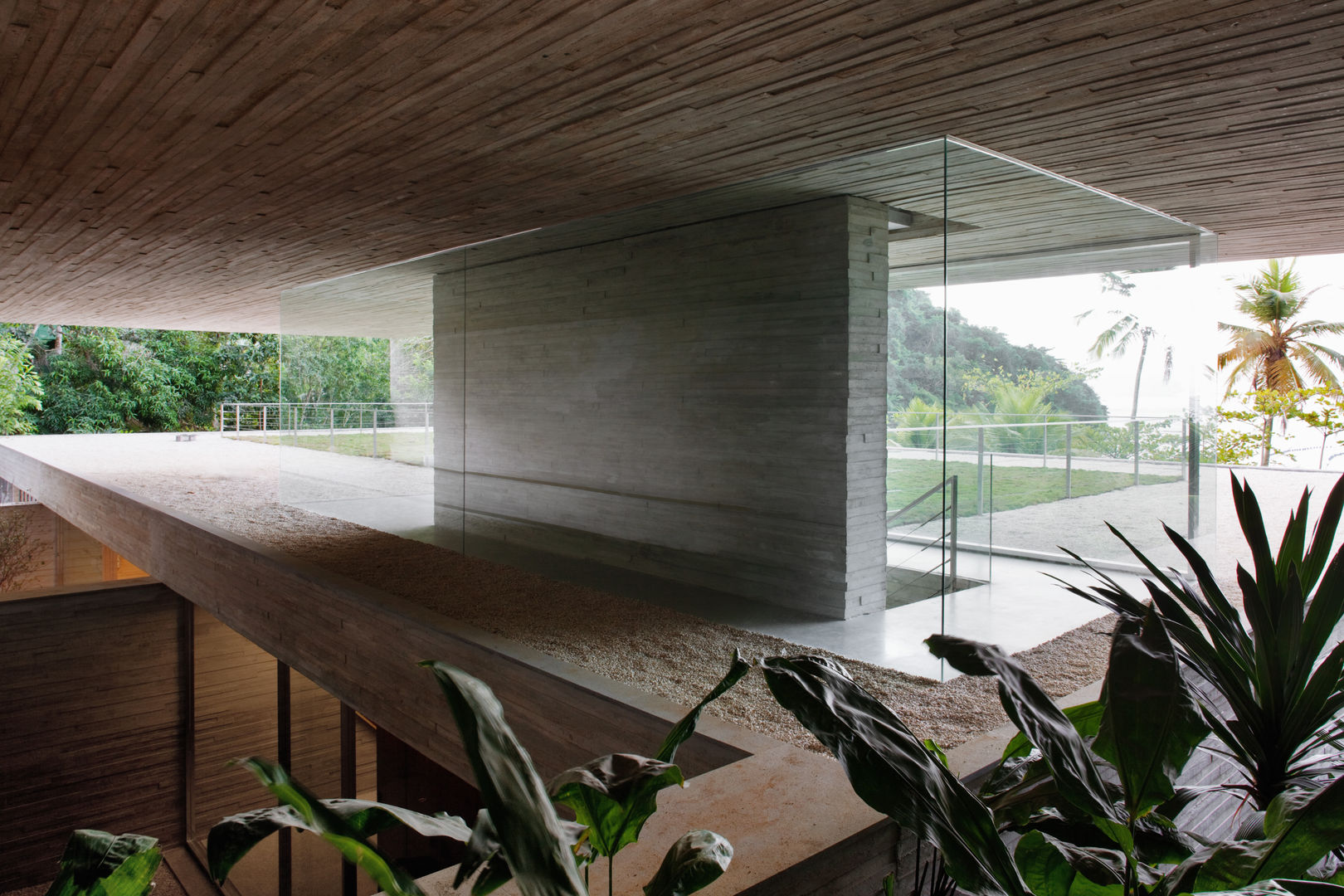 Paraty House, Studio MK27 Studio MK27 Modern windows & doors