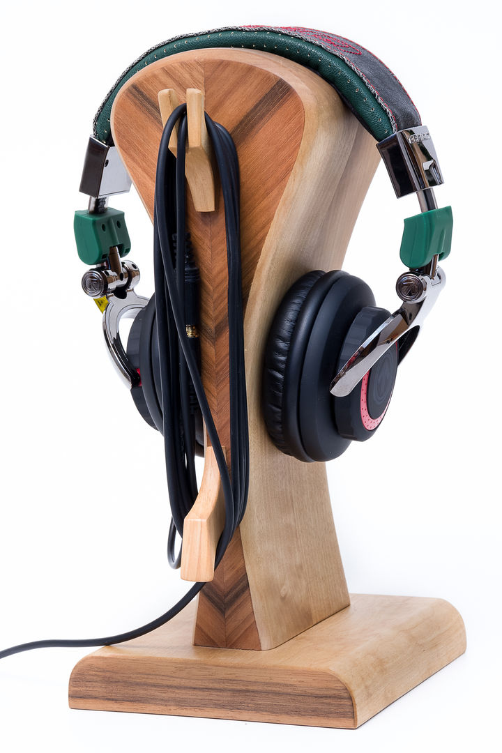 Stand on the headphones "IT 1" Meble Autorskie Jurkowski モダンデザインの 多目的室 電気製品アクセサリー