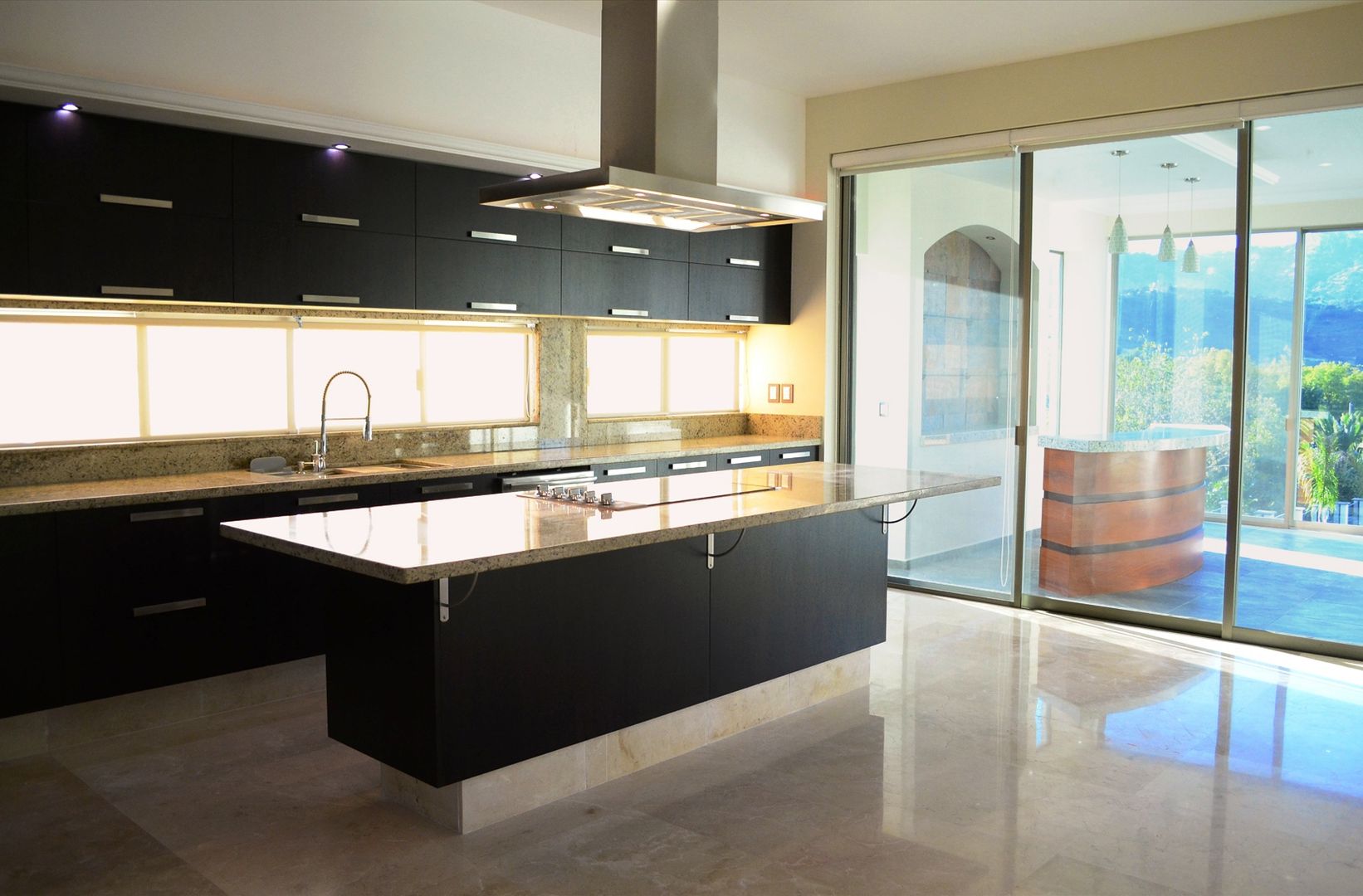 Casa Colomos, Excelencia en Diseño Excelencia en Diseño クラシックデザインの キッチン