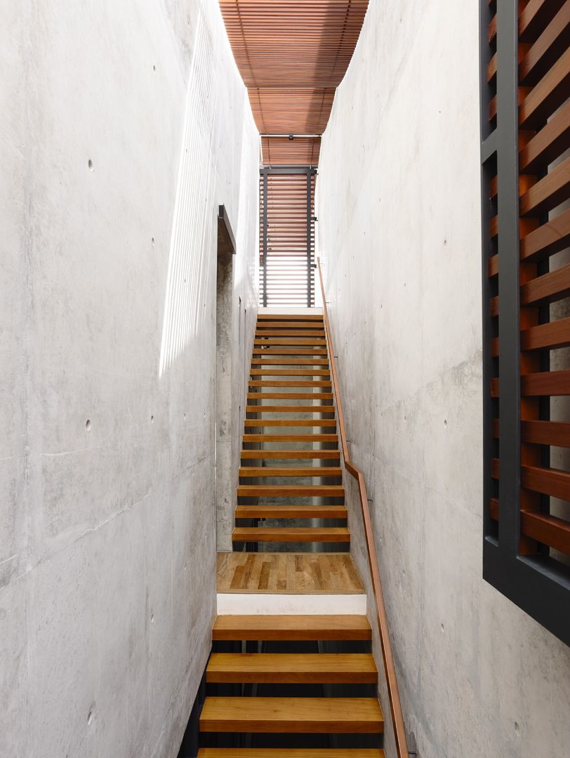 Well of Light, HYLA Architects HYLA Architects Modern Corridor, Hallway and Staircase