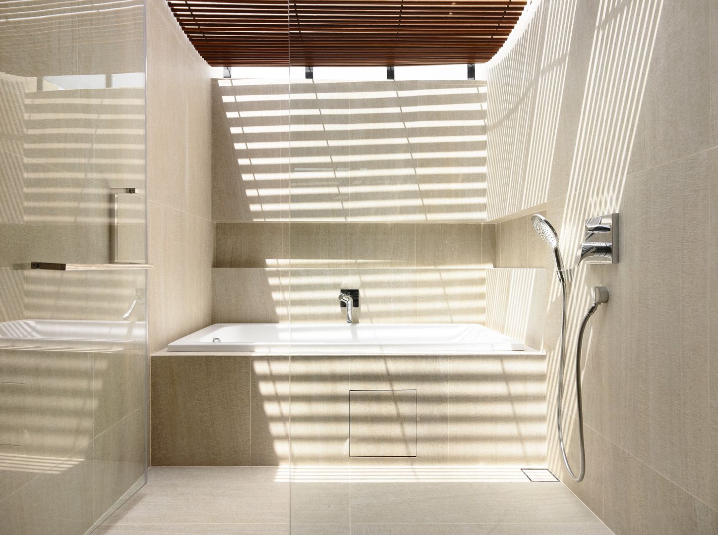 Well of Light, HYLA Architects HYLA Architects Modern Banyo