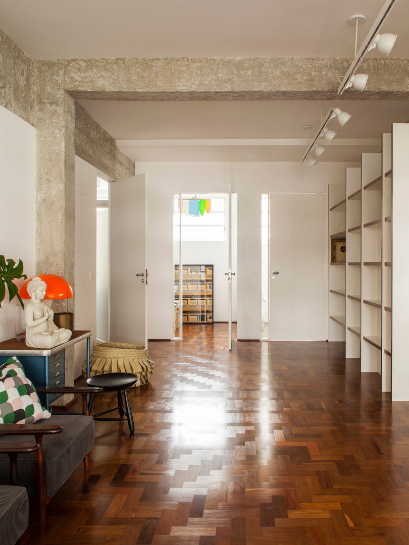 Residência Maranhão, Mauricio Arruda Design Mauricio Arruda Design Eclectic style corridor, hallway & stairs