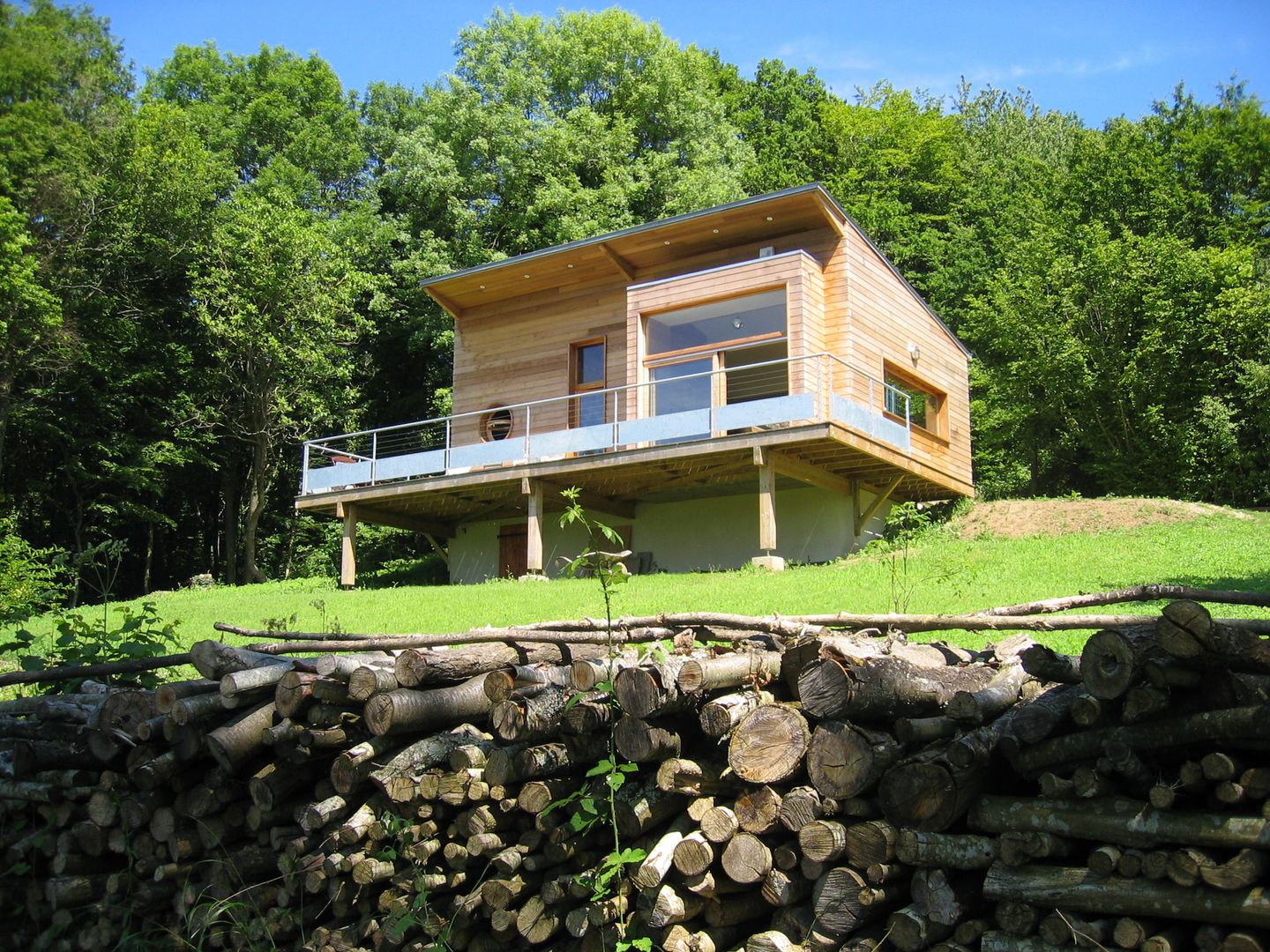 Extension d'une maison forestière dans le Perche, L'établi L'établi Casas modernas