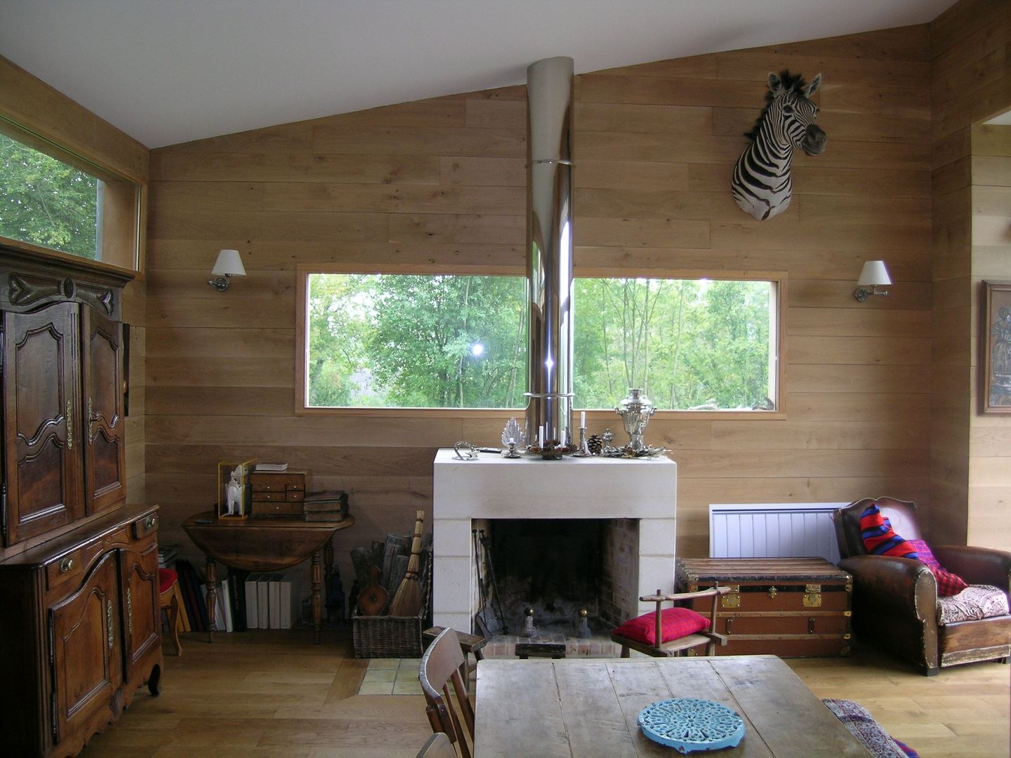 Extension d'une maison forestière dans le Perche, L'établi L'établi Modern houses