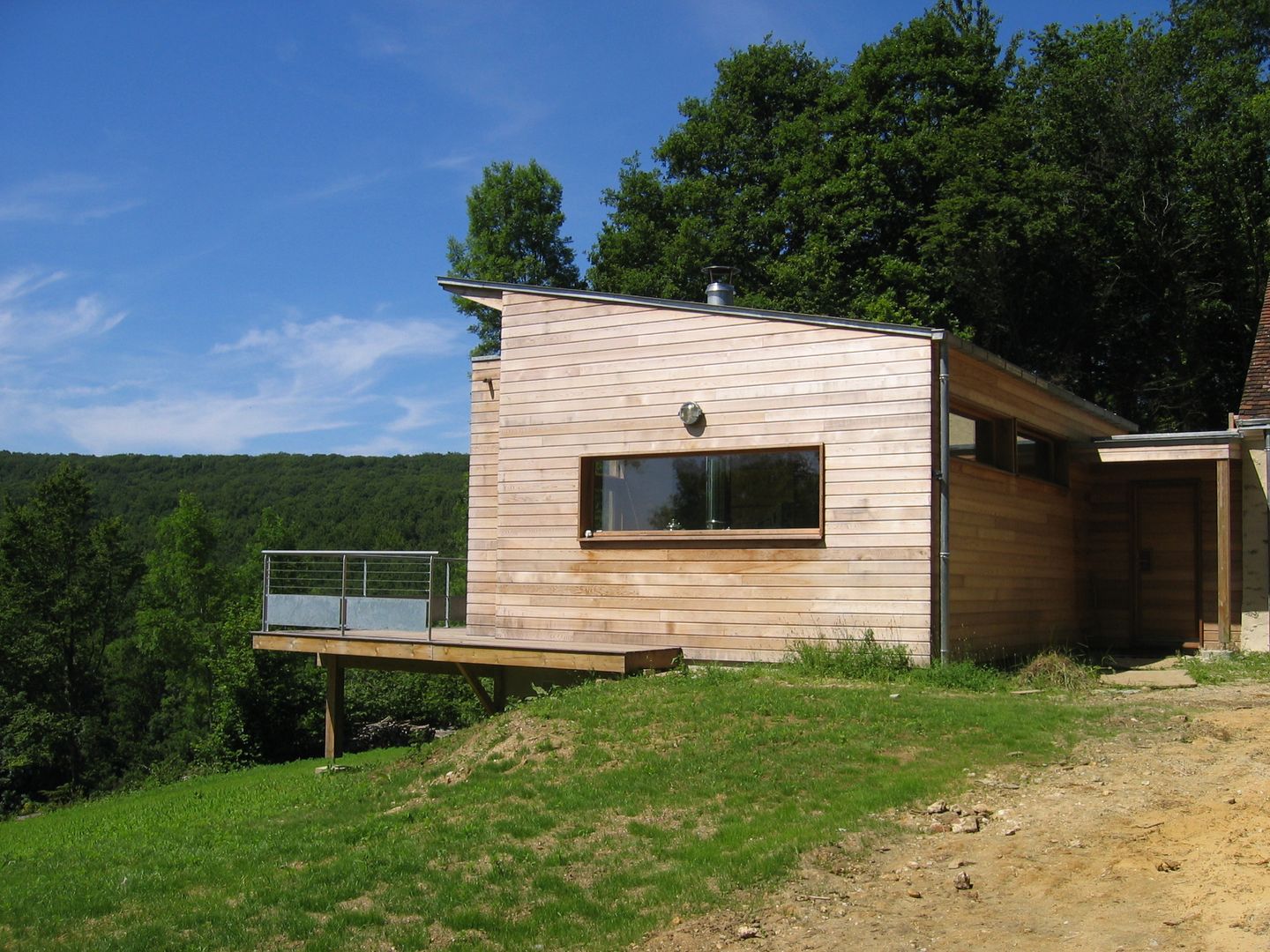 Extension d'une maison forestière dans le Perche, L'établi L'établi Modern houses