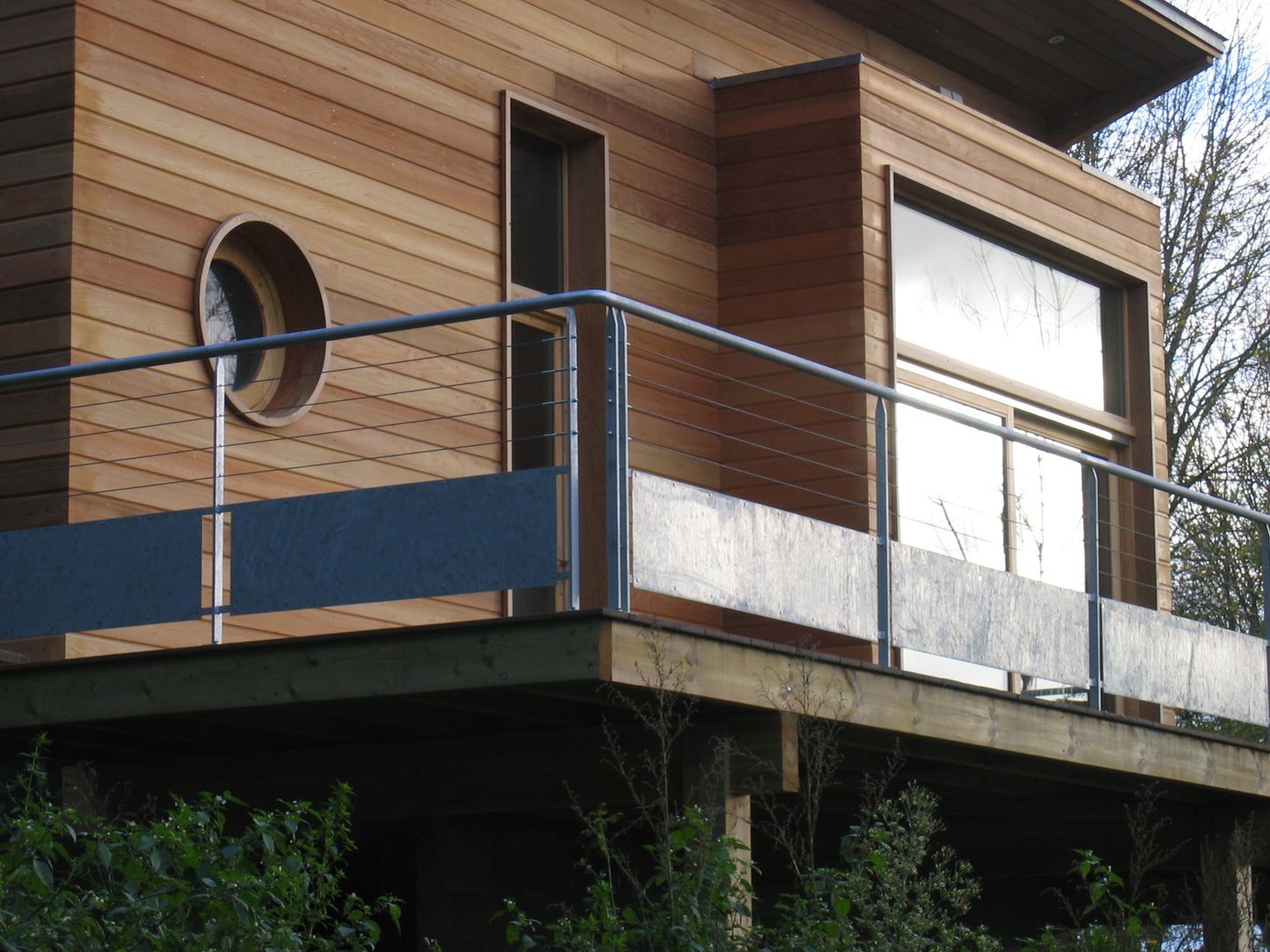 Extension d'une maison forestière dans le Perche, L'établi L'établi Modern houses