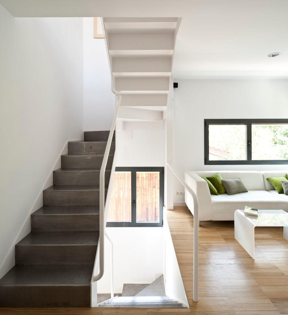 salón y escalera hollegha arquitectos Pasillos, vestíbulos y escaleras de estilo minimalista