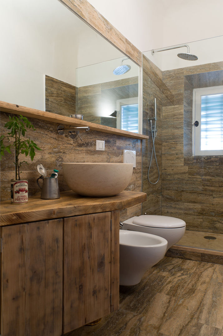 Travertine bathroom with stone sink and flooring Pietre di Rapolano 現代浴室設計點子、靈感&圖片 石器