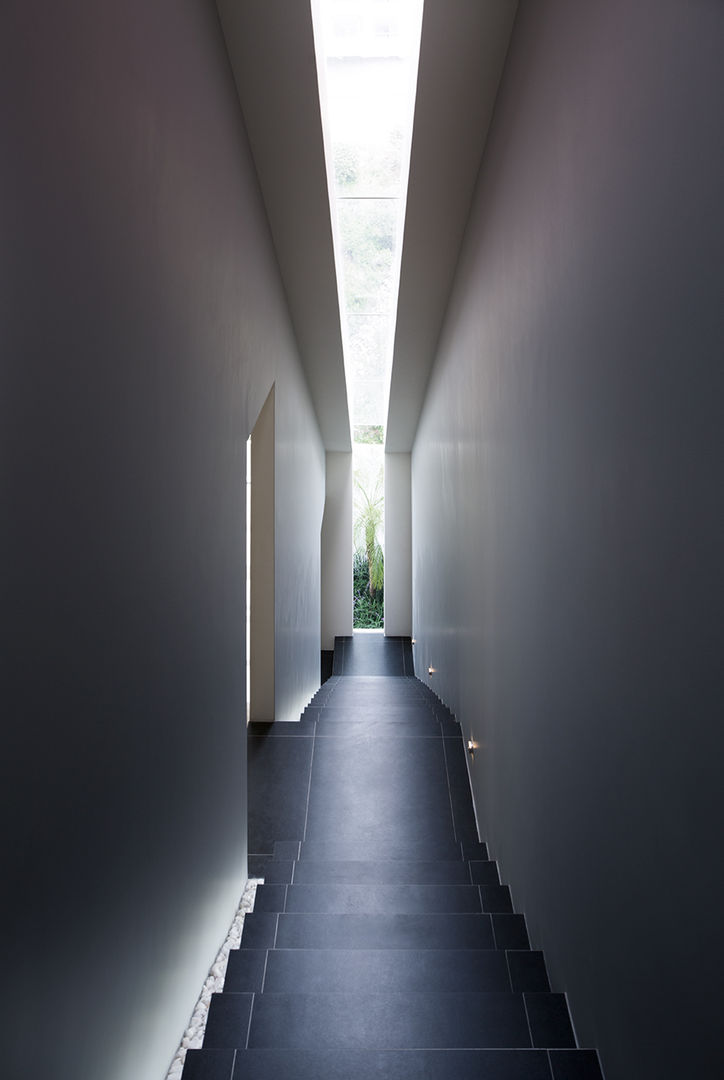 homify Modern Corridor, Hallway and Staircase