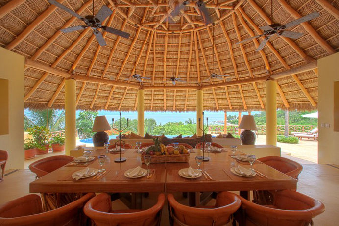 COMEDOR, Casa Caracol, Punta Tortugas; BR Arquitectos. BR ARQUITECTOS Comedores de estilo tropical Mesas