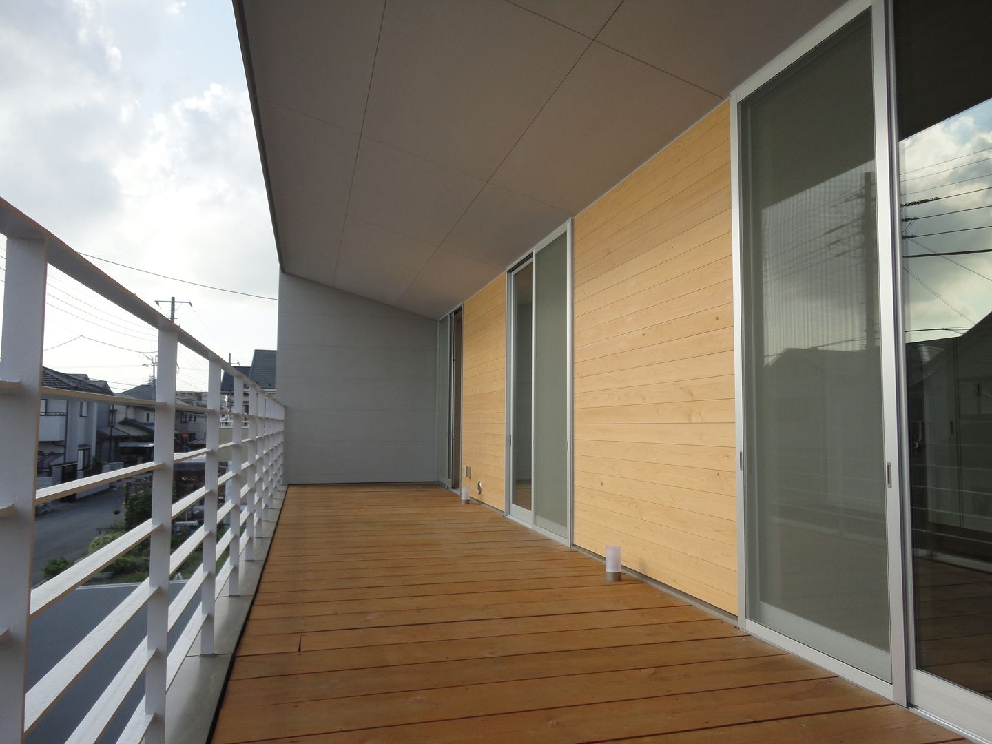 香澄の家 リビングと一体のライトコート オープンエアを満喫できる家, アトリエ24一級建築士事務所 アトリエ24一級建築士事務所 Modern Balkon, Veranda & Teras