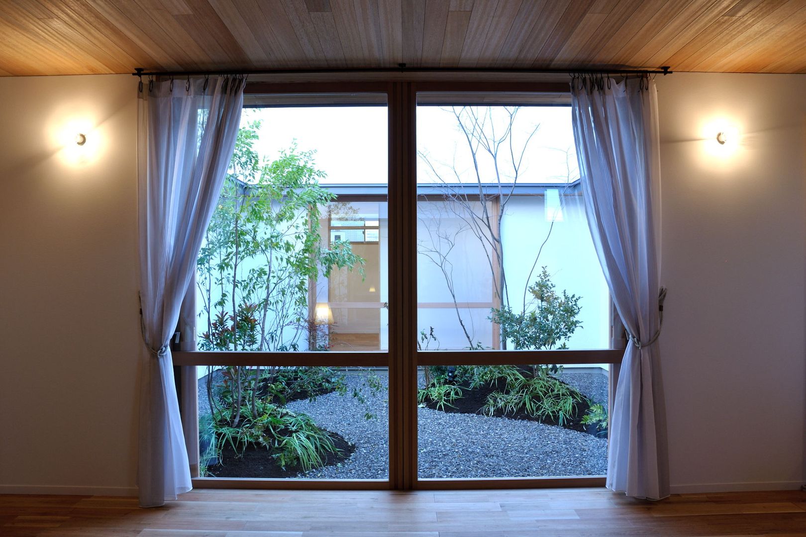中庭を望む ツジデザイン一級建築士事務所 北欧スタイル 窓&ドア