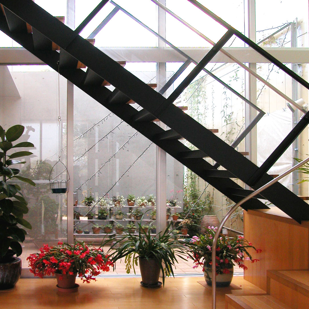 花壇の家/3世代住宅, ユミラ建築設計室 ユミラ建築設計室 Modern corridor, hallway & stairs