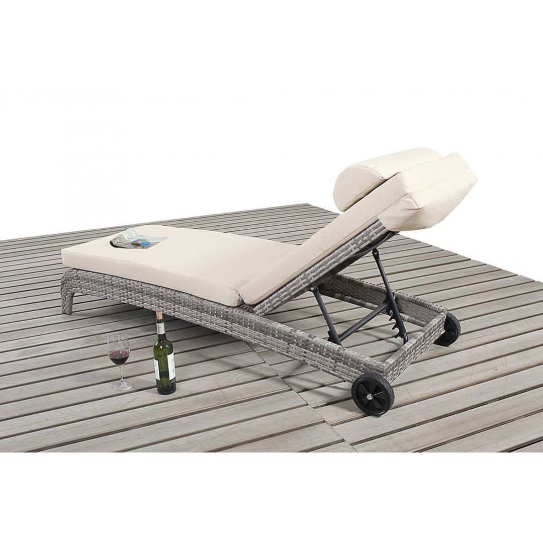 Bonsoni Sun Lounger - Colour: Brown - Comes with an adjustable 3 position backrest and a thick cushion Rattan Garden Furniture homify Tropical style garden Furniture