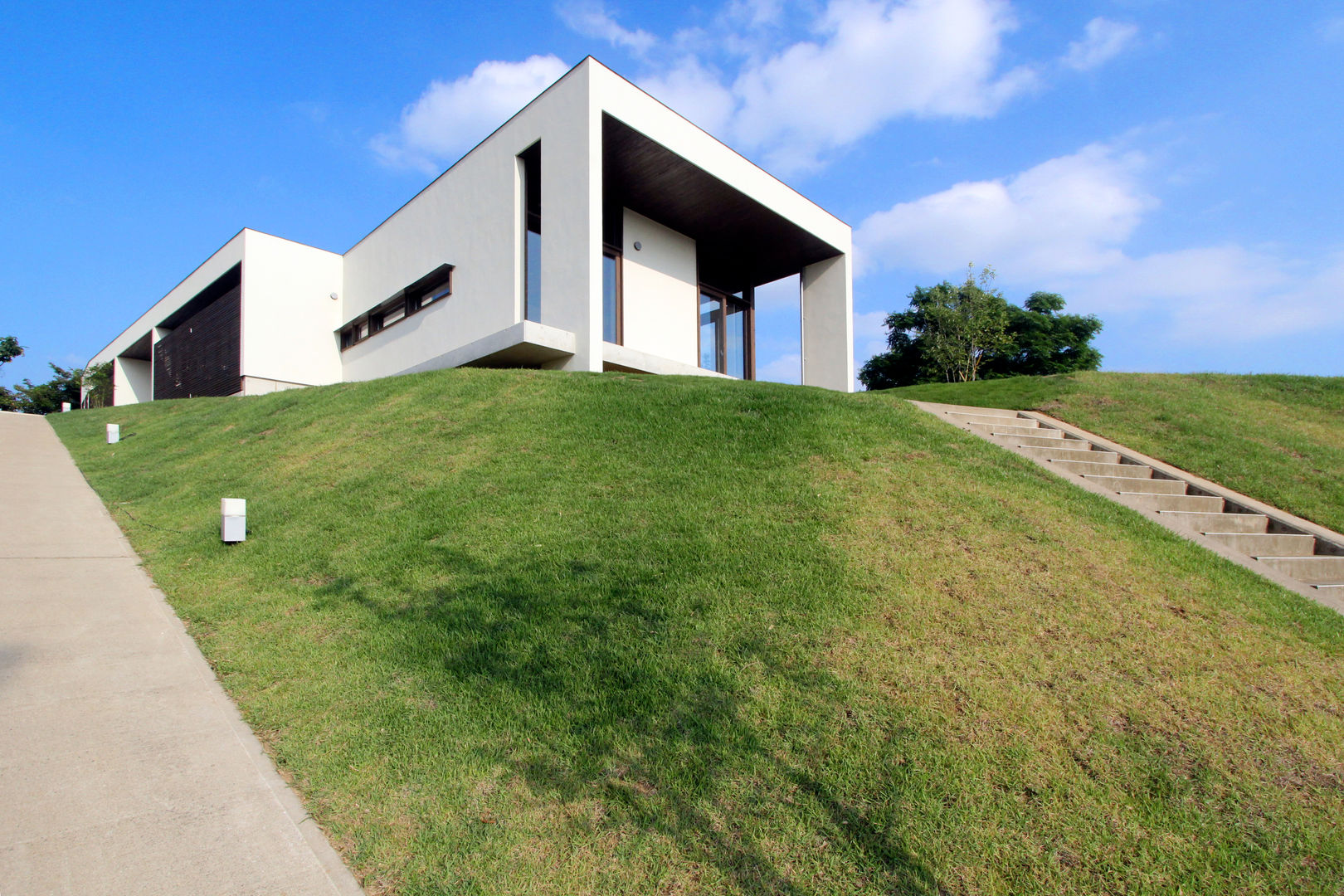 丘の上の二世帯住宅, 時空遊園 JIKOOYOOEN ARCHITCTS 時空遊園 JIKOOYOOEN ARCHITCTS Будинки