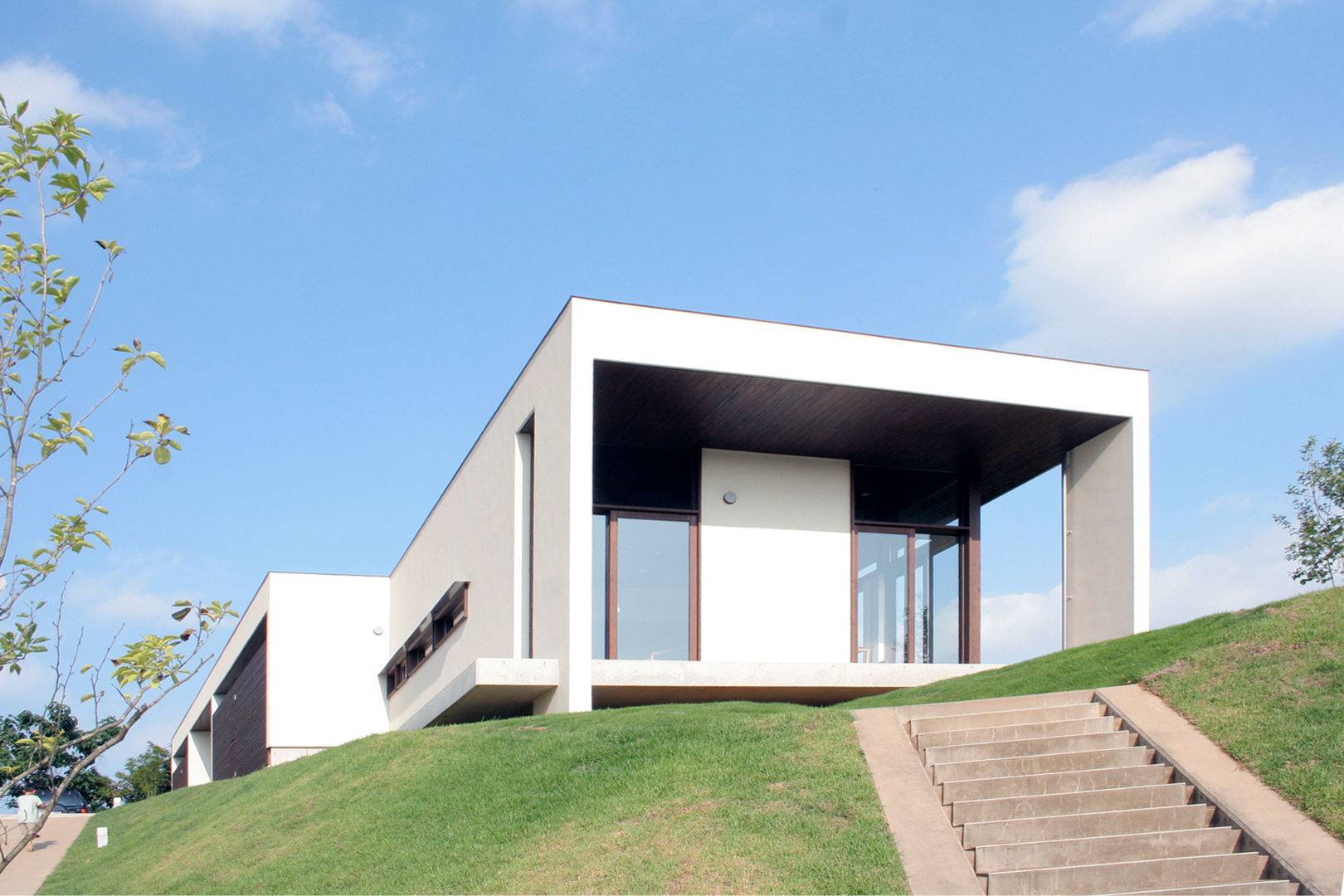 丘の上の二世帯住宅, 時空遊園 JIKOOYOOEN ARCHITCTS 時空遊園 JIKOOYOOEN ARCHITCTS Casas de estilo moderno