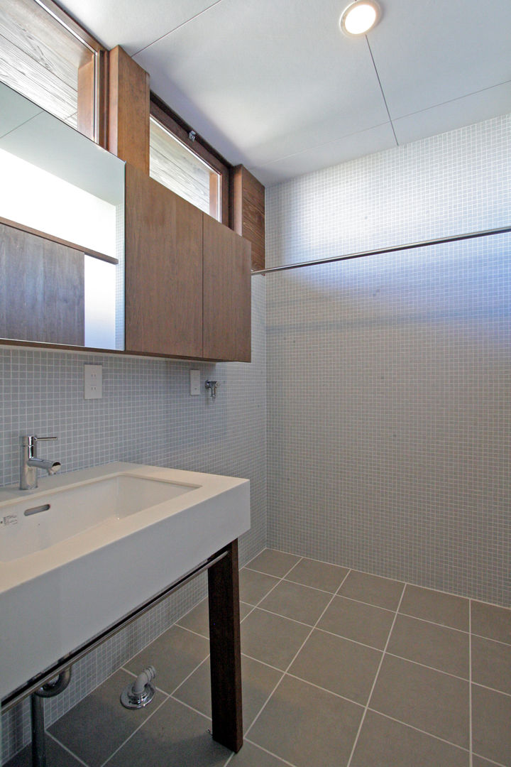 丘の上の二世帯住宅, 時空遊園 JIKOOYOOEN ARCHITCTS 時空遊園 JIKOOYOOEN ARCHITCTS Modern bathroom