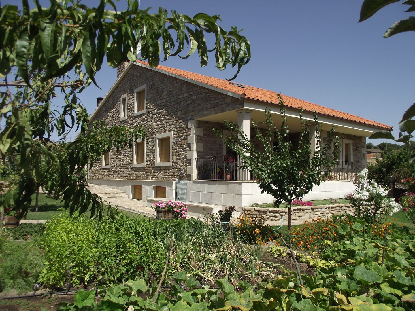 VIVIENDA UNIFAMILIAR , Meana Arquitectos Meana Arquitectos Country style house