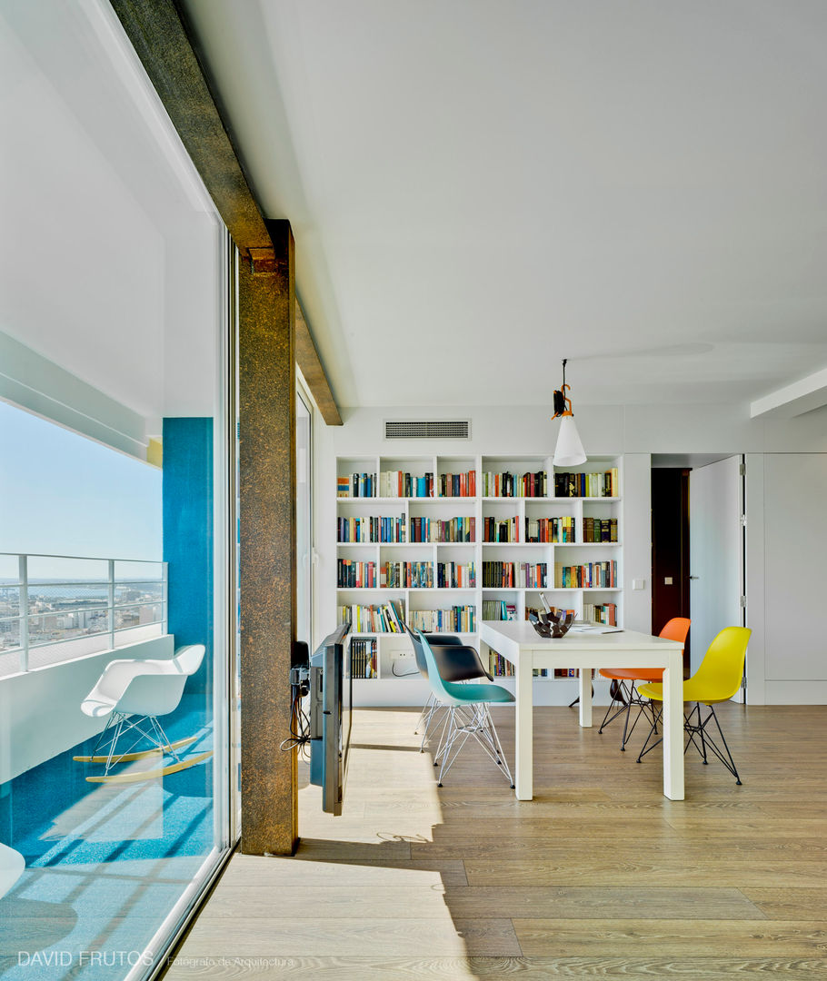 Un Pequeño piso en Alicante con Terraza y una vista al mar ¡espectacular!, FLAP STUDIO FLAP STUDIO Modern houses