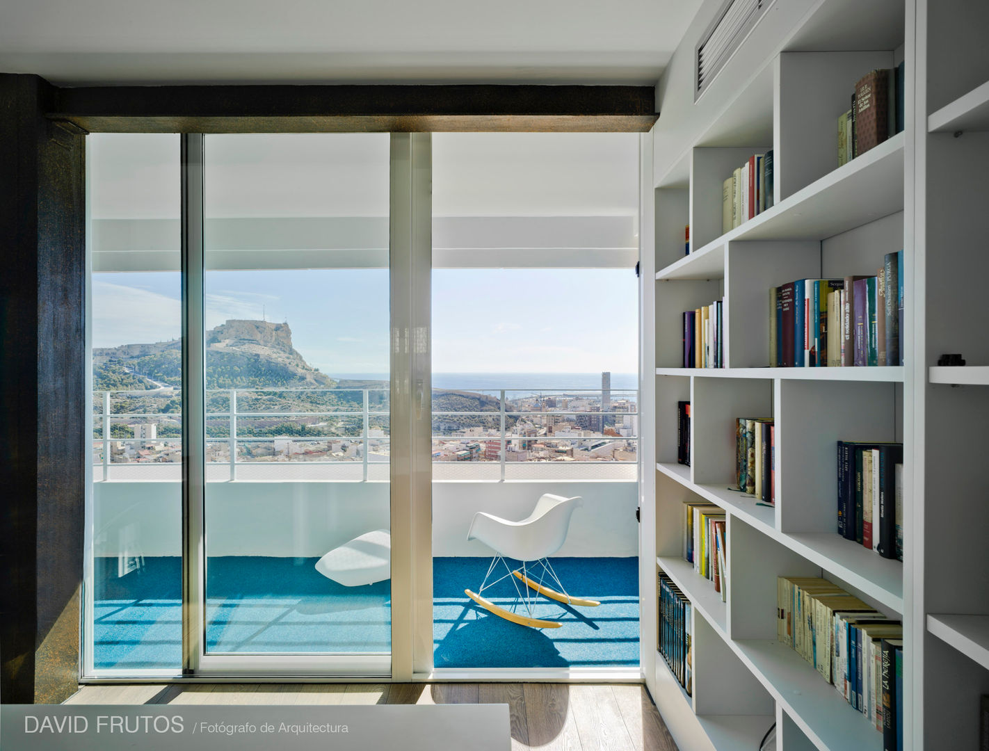 Un Pequeño piso en Alicante con Terraza y una vista al mar ¡espectacular!, FLAP STUDIO FLAP STUDIO 現代房屋設計點子、靈感 & 圖片