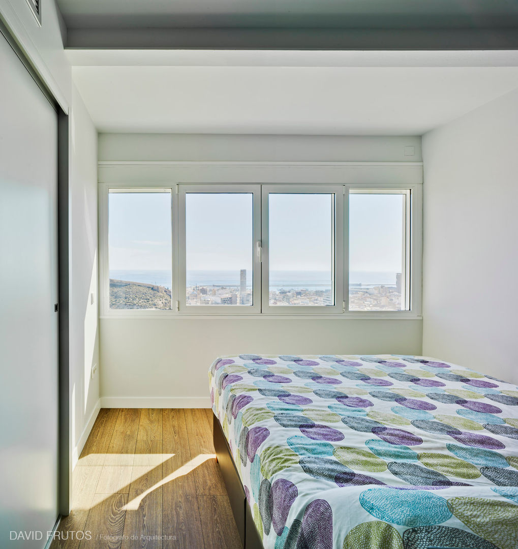 Un Pequeño piso en Alicante con Terraza y una vista al mar ¡espectacular!, FLAP STUDIO FLAP STUDIO Casas modernas
