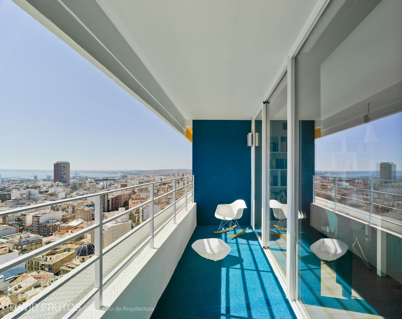 Un Pequeño piso en Alicante con Terraza y una vista al mar ¡espectacular!, FLAP STUDIO FLAP STUDIO Rumah Modern